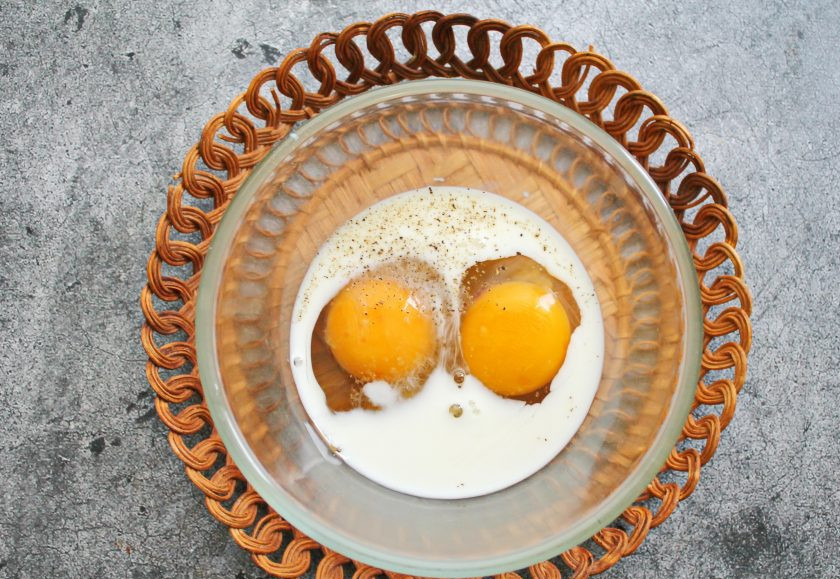 1. Этап. Омлет без масла на сковороде: В миску разбейте яйца, влейте молоко, посолите и поперчите.