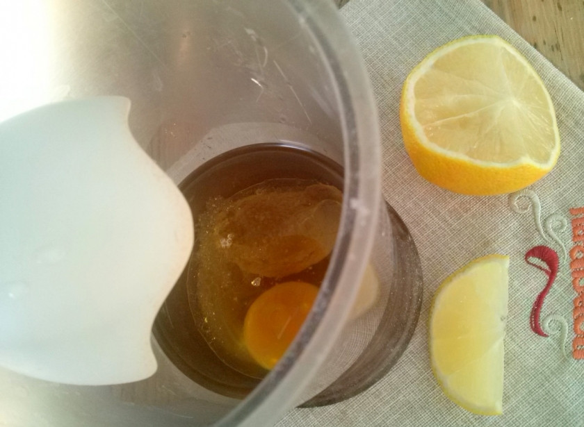 1. Этап. Соус Тартар с солеными огурцами: В чашу блендера влейте масло, добавьте горчицу, лимонный сок, соль, сахар и аккуратно вбейте яйцо. Опустите блендер на дно чаши, прямо на желток. Взбивайте в течение 1 минуты, не отрывая блендер от дна. Затем поднимите и перемешайте: майонез готов!