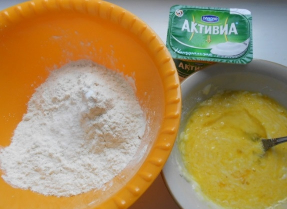 1. Этап. Суп с пампушками: В другой миске перемешайте соду с мукой и солью. К яичной массе всыпьте половину мучной и часть йогурта. Перемешайте. Затем добавьте оставшиеся части. Замешайте тесто.