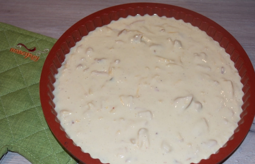 1. Этап. Пирог на сметане с курицей: Тесто выкладываем в форму для запекания. Разровняйте его, чтоб пирог при выпекании не 