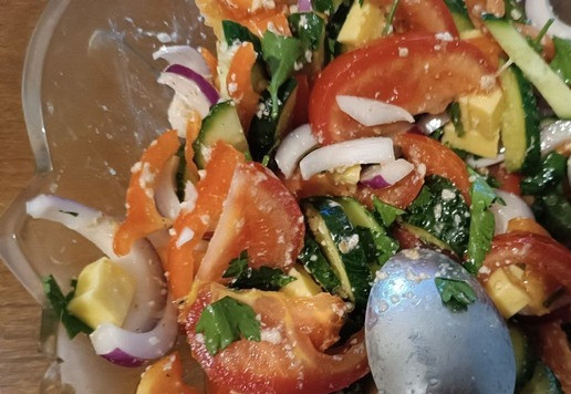 1. Этап. Салат с помидорами и огурцами Мяучка: Добавляем сыр и петрушку в салат, поливаем маслом и опять перемешиваем.