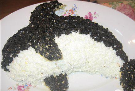 1. Этап. Салат Кит: 7 слой - половину тела рыбки выкладываем тертыми белками на мелкой терке, вторую половину - маслинами ( с маслин слить жидкость, измельчить в блендере, оставить немного на плавники) К тертым желткам добавить майонез, зубчик чеснока, можно еще оставить немного сыра, вылепить хвост и плавники, приставить их в соответствующие места, загримировать маслинами. С помощью майонеза сделать глаз. Дать настоятся пару часов в холодильнике. Салат получается очень вкусным и сочным.