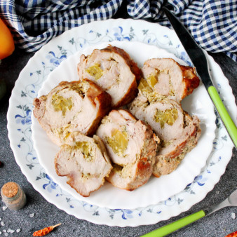 Свинина фаршированная маринованным перцем