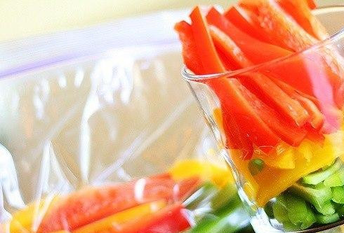 1. Этап. Куриный Альфредо: Красный, зеленый, желтый перцы нарезать тонкой соломкой.