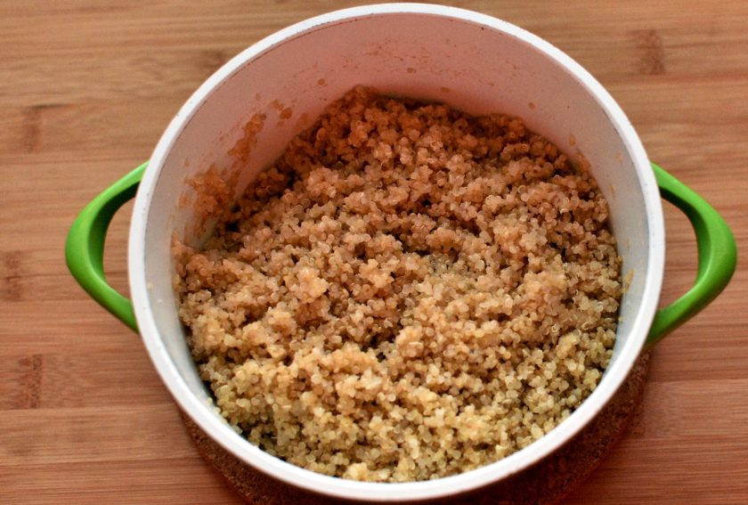 1. Этап. Суп из цукини со шпинатом и киноа: Сварите киноа, хорошо промыв крупу несколько раз, затем залив ее водой в соотношении 1:1,5 и немного посолив.