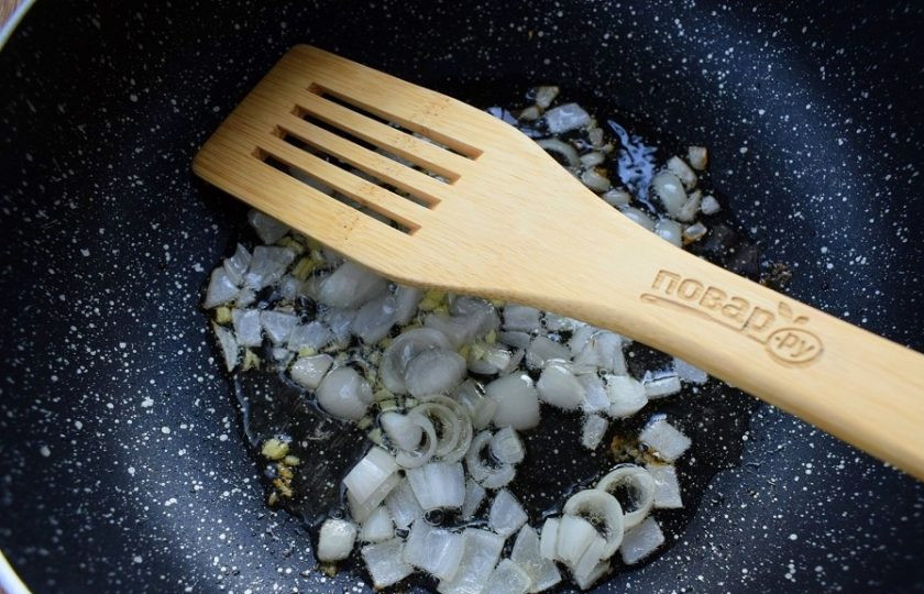 1. Этап. Свекольно-тыквенный суп: Масло разогрейте в глубокой сковороде или сотейнике. Пассеруйте лук до прозрачности. Добавьте тертый имбирь.