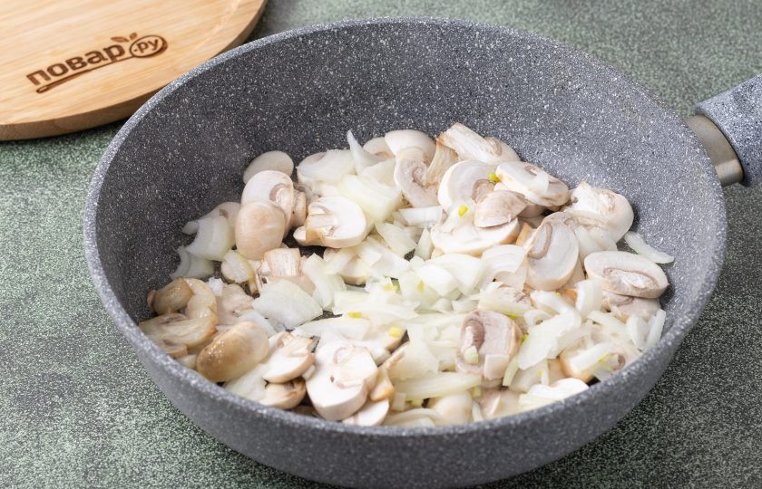 1. Этап. Салат фасолевый с шампиньонами и грецким орехом: Шампиньоны помойте, нарежьте пластинами, а репчатый лук нарежьте полукольцами. Обжарьте лук вместе с грибами до золотистого цвета.