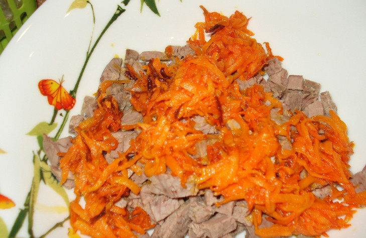 1. Этап. Салат Купеческий со свининой: Морковь очищаем, трем на терке и обжариваем на растительном масле до золотистости. Соединяем с мясом.