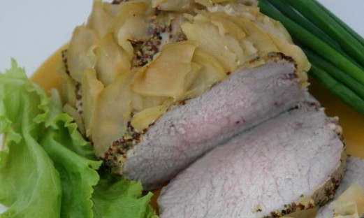 1. Этап. Карбонат в фольге: Перекладываем готовое блюдо на тарелку, поливаем его образовавшимся на дне фольги соусом и подаем карбонат к столу. Приятного всем аппетита!