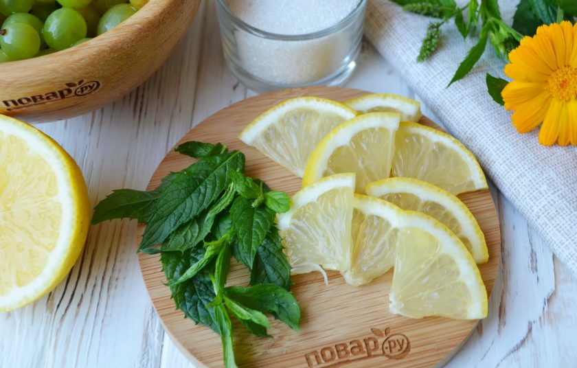 1. Этап. Компот из крыжовника: Листочки мяты оборвите с веточек, лимон порежьте произвольно кусочками.