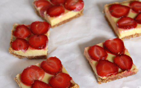 1. Этап. Клубничные пирожные: 7. Извлечь пирог из формы, поместить на разделочную доску и зазубренным ножом нарезать на квадратики, вытирая нож мокрым кухонным полотенцем между каждой резкой. Хранить пирожные накрытыми в холодильнике.