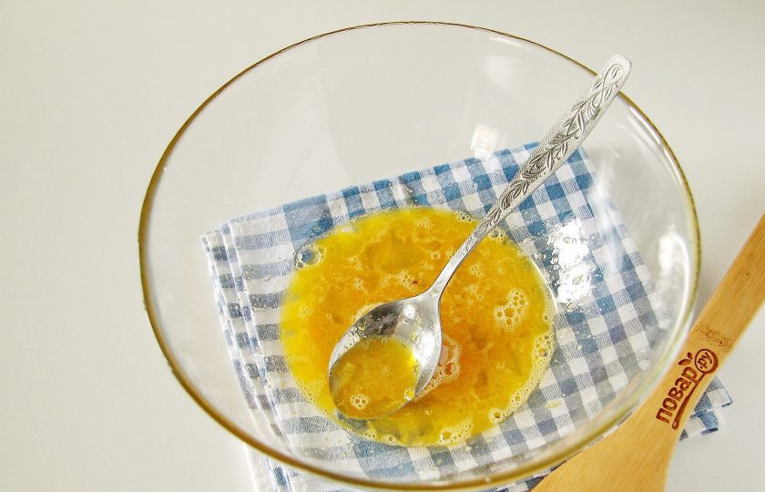 1. Этап. Пирог с морковью и яйцом: Одно яйцо взбейте с солью и оставшимся сахаром.