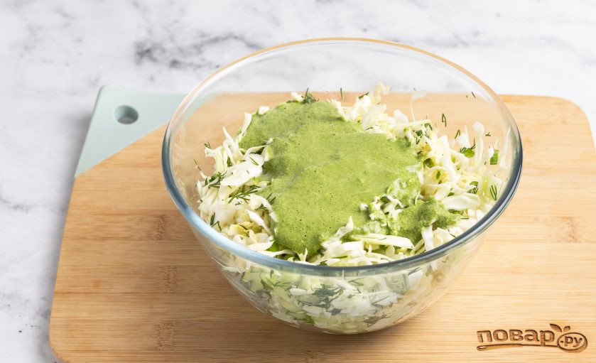 1. Этап. Салат из капусты с зеленой заправкой: Заправьте салат и аккуратно перемешайте.