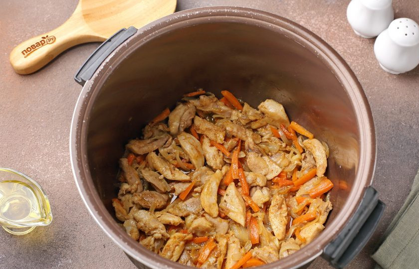 1. Этап. Фунчоза с курицей в мультиварке: Готовьте периодически помешивая ещё около 7 минут.