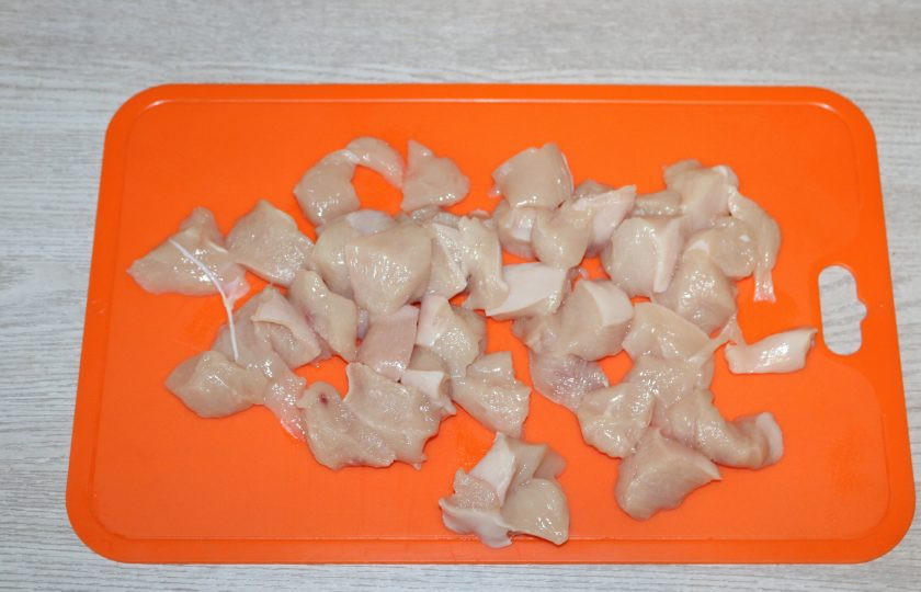 1. Этап. Курица с тыквой в горшочке: Куриное филе нарежьте кубиками.