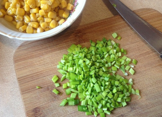 1. Этап. Турецкий салат с рисом и чечевицей: 2. Нарезаем перья зеленого лука, с кукурузы сливаем жидкость.