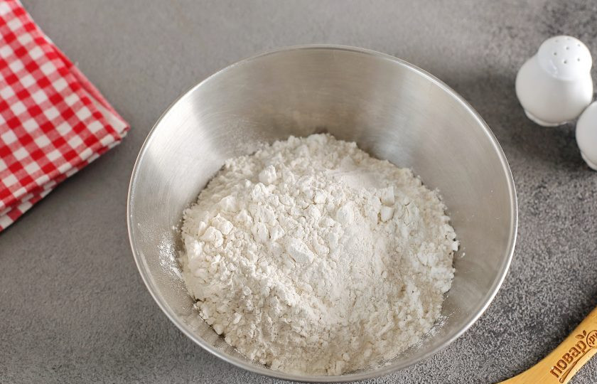 1. Этап. Восточная пицца: Муку насыпьте в глубокую миску. Добавьте соль.