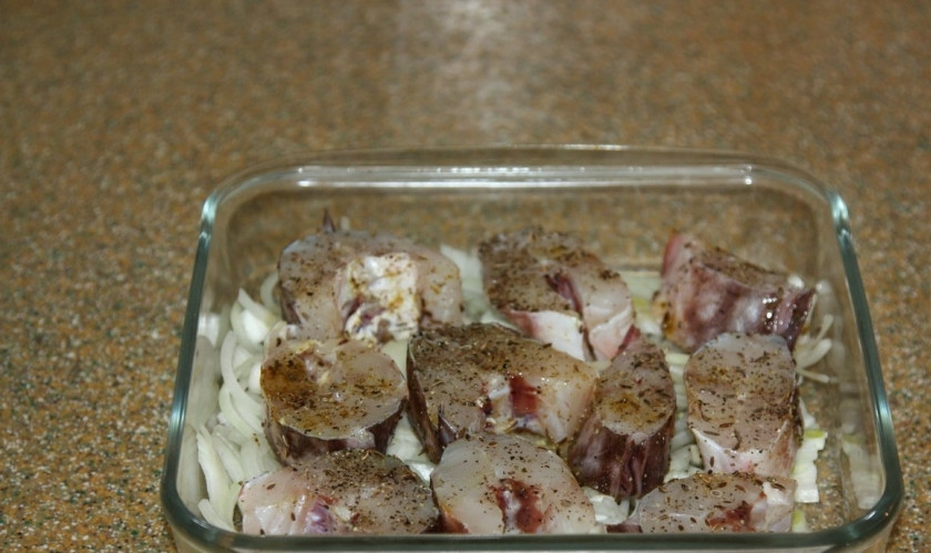 1. Этап. Конгрио в духовке: 4. Сверху выкладываем рыбу.