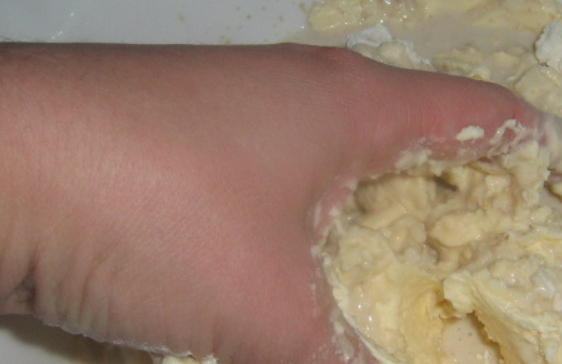 1. Этап. Тесто для пирога с рыбой: Просеиваем муку и замешиваем руками тесто, равномерно смешав все ингредиенты.