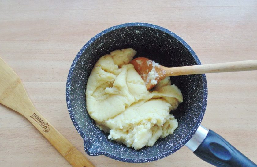 1. Этап. Торт Соблазн: Быстро перемешайте жидкую часть с мукой. Должна образоваться однородная, гладкая масса без комочков. Охладите тесто до комнатной температуры.