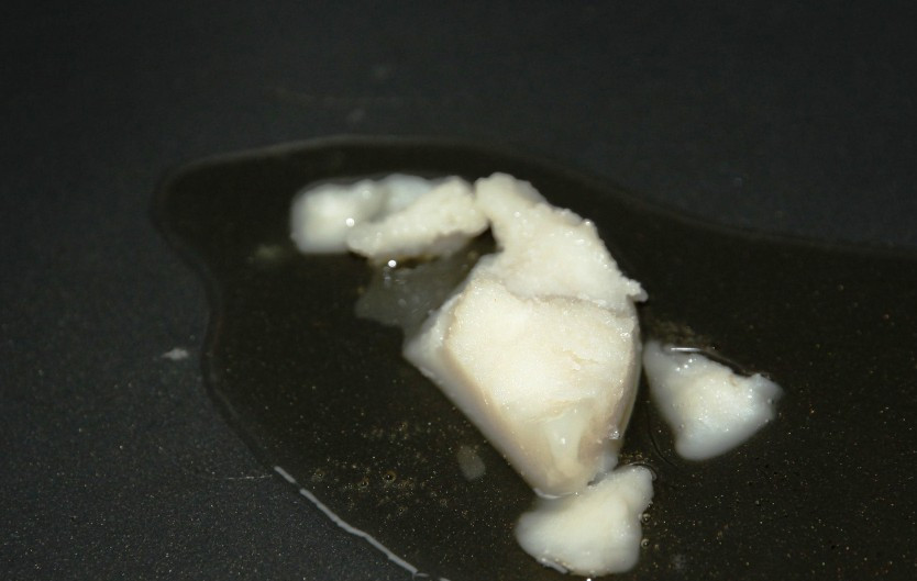 1. Этап. Жареный картофель с розмарином: Разогрейте сковороду на огне и растопите гусиный жир.