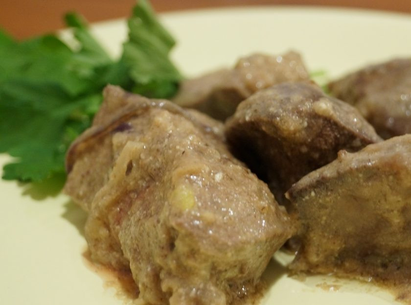 1. Этап. Жареная свиная печень: 6. Подается жареная свиная печень в горячем виде с подливкой. Можно приготовить любой гарнир: картофельное пюре или кашу. Приятного аппетита!