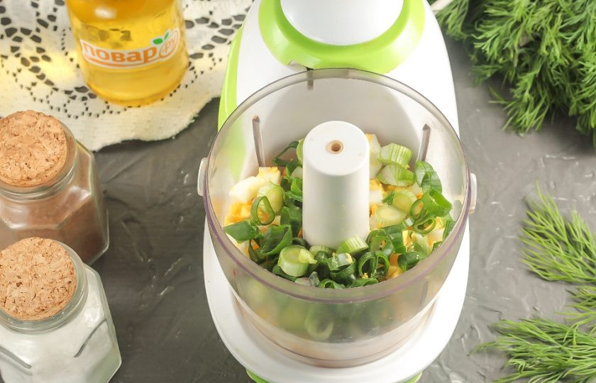 1. Этап. Креветочный паштет: Очистите куриные яйца от скорлупы, промойте в воде вместе с зеленым луком. Нарежьте яйца мелкими кубиками, а лук — измельчите. Выложите все в чашу блендера.