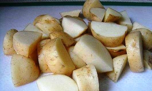 1. Этап. Кальмары с помидорами и молодой картошкой: Тем временем довольно крупно нарежем картофель.