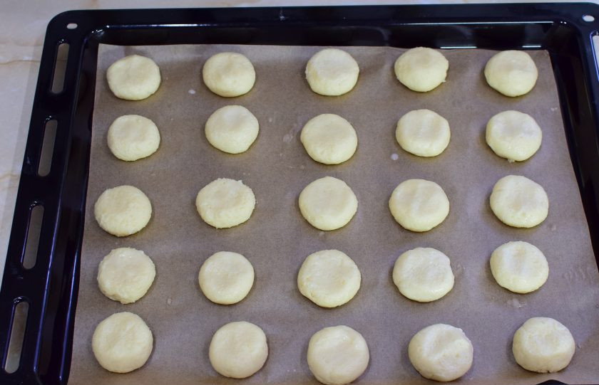 1. Этап. Итальянское печенье из сливочного сыра: Затем застелите противень пергаментом. Мокрыми руками скатайте из теста небольшие шарики, немного их прижмите и выложите на противень. Поставьте печенье в духовку, предварительно разогретую до 180 градусов, примерно на 15-20 минут.