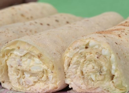 1. Этап. Лаваш с плавленым сыром и яйцом: 5. После острым ножом нарежьте порционными кусочками — и можно подавать к столу. Приятного аппетита!