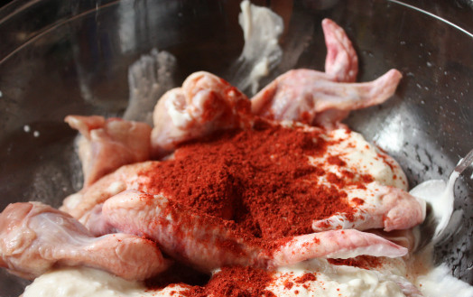 1. Этап. Маринад для шашлыка из майонеза: 1. Выложите промытую и просушенную курицу или мясо в большую миску. Добавьте перец черный свежемолотый, соль, молотую венгерскую паприку.