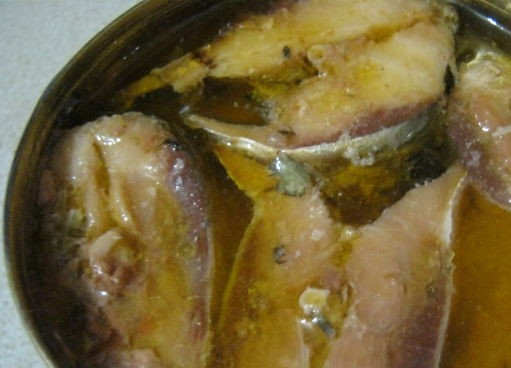 1. Этап. Салат Мимоза с консервой и сыром: 5. Подготовьте рыбу в масле. Для этого откройте консерву и разомните вилкой рыбку.