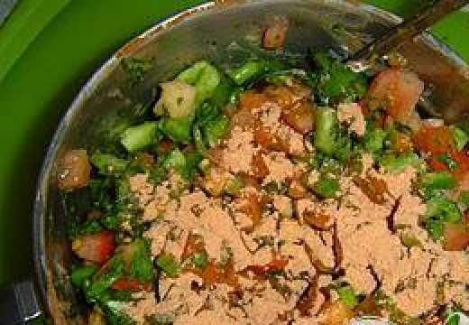 1. Этап. Мексиканская слоеная подлива: Посолить и добавить 1 ст ложку приправы Тако. Перемешать.