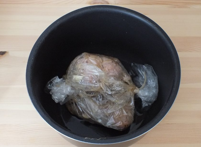 1. Этап. Буженина в рукаве в мультиварке: Чашу мультиварки вымойте, налейте 100 мл. воды и опустите рукав с мясом. Включите режим 