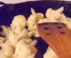 1. Этап. Говядина с цветной капустой: Пожарить на масле чеснок, добавить цветную капусту. Добавить капусту и обжарить одну минуту. Добавить воду и готовить пять минут.