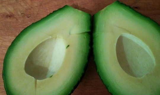 1. Этап. Салат из крабовых палочек с киви: 2. Авокадо вымойте, обсушите. Мякоть нарежьте тонкими полосочками. Выложите в небольшой салатник, добавьте немного майонеза, пропущенный через пресс чеснок и сок лимона. Все перемешайте.