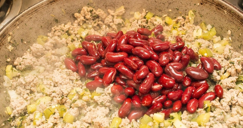 1. Этап. Рис с индейкой: Затем добавьте фасоль и аккуратно размешайте, чтобы не подавить ее. В целом, блюдо готово, когда индюшка готова. Поэтому жарьте еще минуты 3 — и можете выключать огонь.