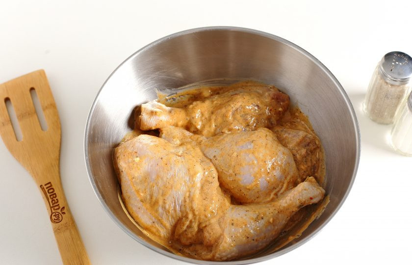 1. Этап. Курица в духовке с корочкой: Оставьте курицу мариноваться минимум на 30 минут. Можно оставить на ночь.