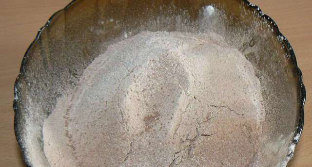 1. Этап. Черничные кексики: 1. Кексики готовятся традиционным способом. В данном рецепте в тесто добавляется какао. Смешиваем муку и какао, а также добавляем разрыхлитель.