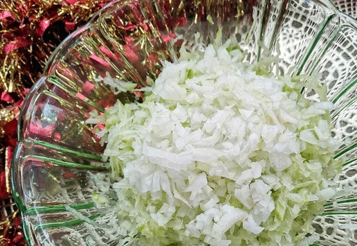 1. Этап. Салат Карнавал: половинку средней луковицы (я нарезала мелкими кубиками),