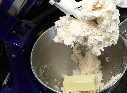 1. Этап. Лимонный пирог на сметане: 4. Начните замешивать тесто, в процессе добавив размягченное сливочное масло.