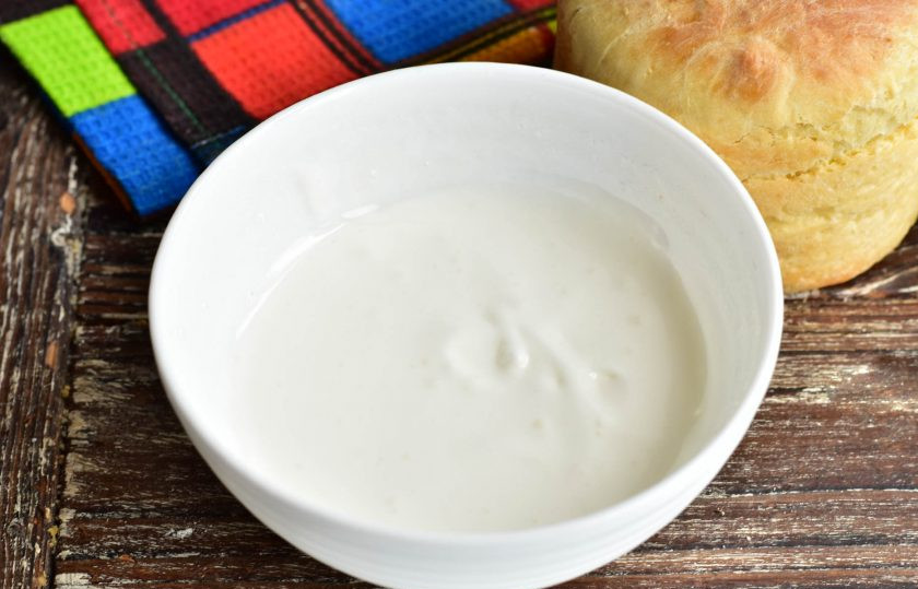 1. Этап. Заварная баба: В миске взбейте яичный белок с 2 ст. ложками сахара.