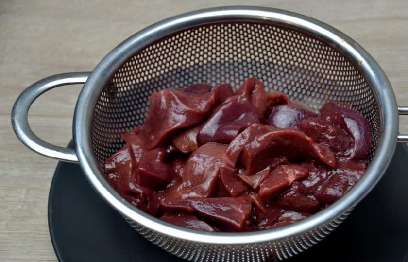 1. Этап. Тушеная печень в кефире: Печень промойте, очистите от пленок и прожилок, нарежьте на небольшие кусочки.