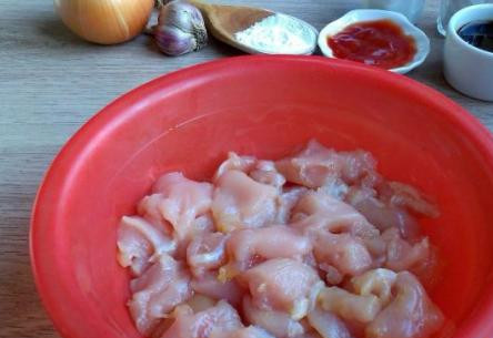 1. Этап. Куриная грудка в кисло-сладком соусе: Куриную грудку помоем и отделим мясо от кости. Порежем филе небольшими кусочками.