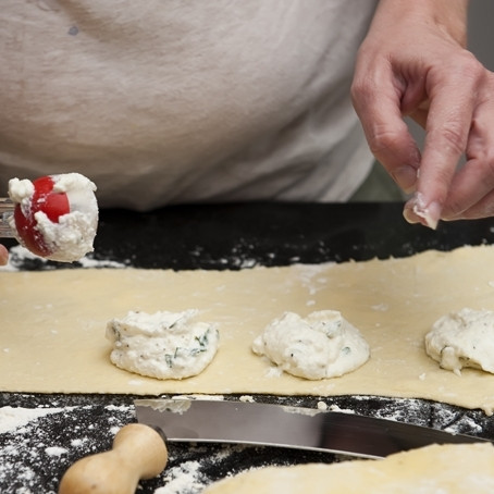 1. Этап. Равиоли с сыром: 9. На прямоугольную полоску раскатанного теста ложкой выложите сырную начинку. Оставляйте между начинкой расстояние в 2-3 см.