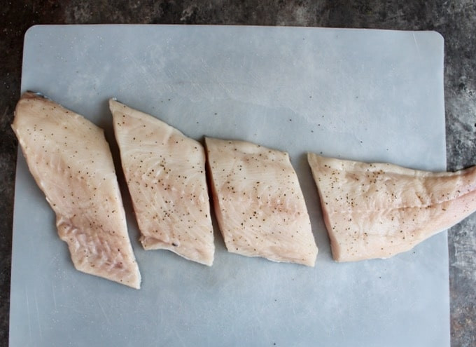 1. Этап. Треска в соусе Терияки: 1. Филе разрежьте на крупные кусочки. В это же время смешайте соус с перцем и кунжутом.