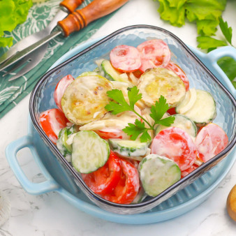 Салат с кабачками, помидорами и огурцами