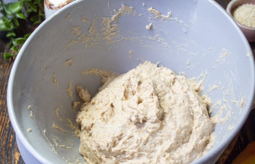 1. Этап. Цельнозерновые булочки для бургеров: Замесите мягкое и эластичное тесто.