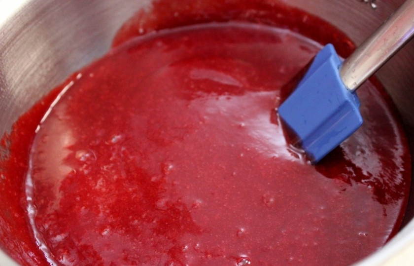 1. Этап. Рулет бисквитный с ягодами: 4. Протертые ягоды оставьте до остывания.