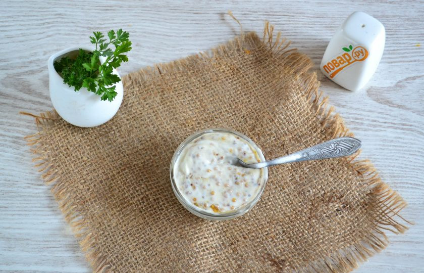 1. Этап. Скумбрия в сметане в духовке: Сметану смешайте с горчицей. Я специально указывала примерное количество и сметаны, и горчицы, поскольку здесь все по вкусу. Мне нравится, когда горчицы и сметаны равное количество, но кому так не нравится, можно добавить горчички меньше, или вовсе не добавлять - скумбрия со сметаной в духовке прекрасна!